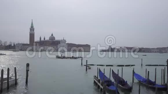 与圣乔治马吉奥雷在威尼斯的贡多拉斯和船只交通的时间流逝视频的预览图