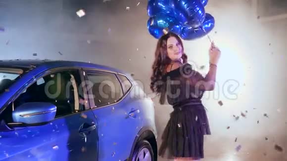 快乐的女性带着充气气球在雾霾的停车场手舞足蹈视频的预览图