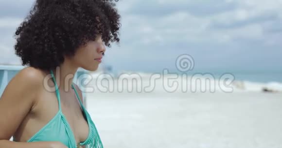 在阳光明媚的海滩上梦见黑人女孩视频的预览图
