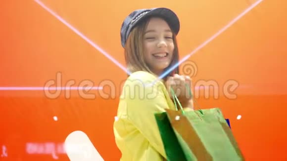 售和时尚理念有自信的面部表情和随意的发型的孩子做购物视频的预览图