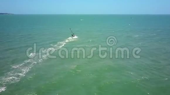 在公海上的风力冲浪小组列车视频的预览图
