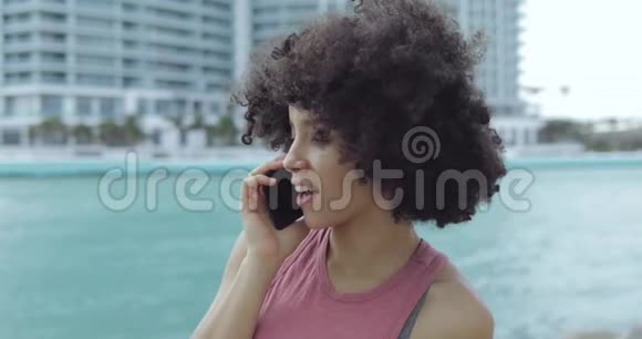 在海边打电话的黑人女孩视频的预览图