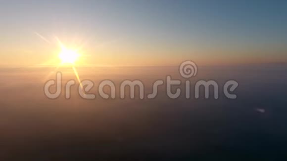 云层之上向太阳的美丽飞行视频的预览图