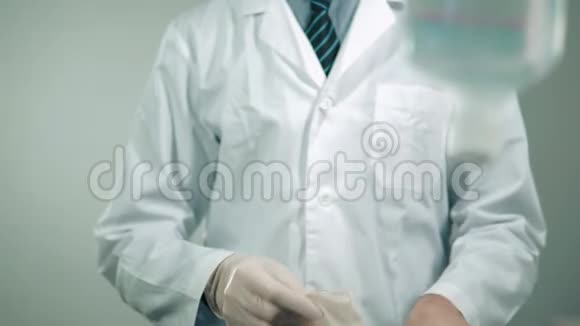医生穿着医用长袍戴着无菌手套视频的预览图