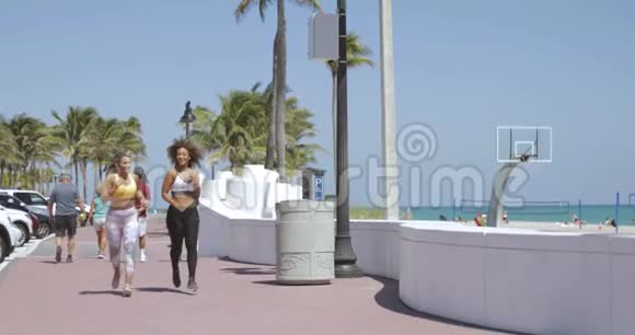 满足女性在热带阳光下慢跑视频的预览图