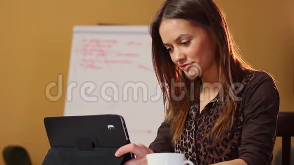 女商人在电脑设备上读金融新闻视频的预览图