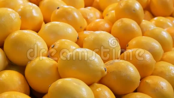 大的漂亮的成熟的黄柠檬正在市场柜台近景视频的预览图