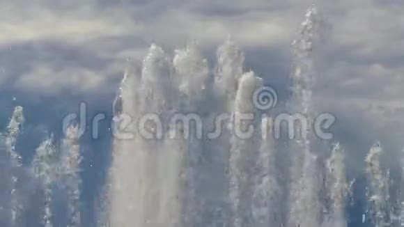 巨大的跳舞喷泉喷涌而出视频的预览图