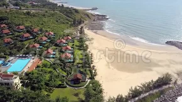 海滨海滩有游泳池的度假别墅视频的预览图