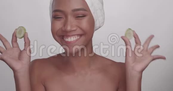 一位美丽的微笑女人的肖像白色背景上的皮肤是干净的视频的预览图