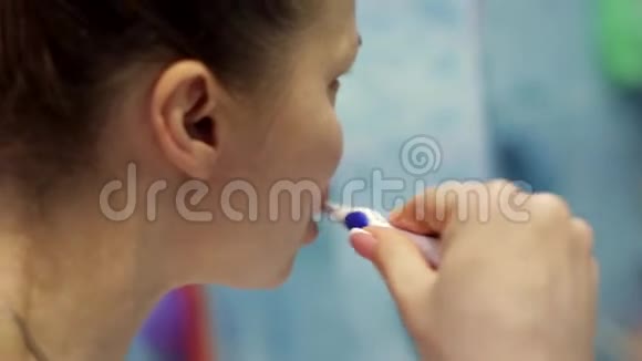 医疗保健年轻的白人妇女在浴室刷牙视频的预览图