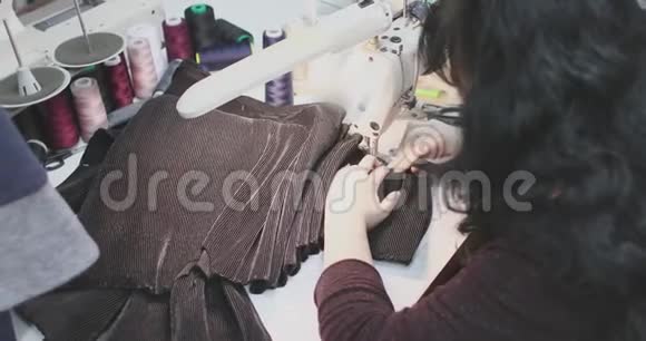 为缝纫机工作的女裁缝视频的预览图