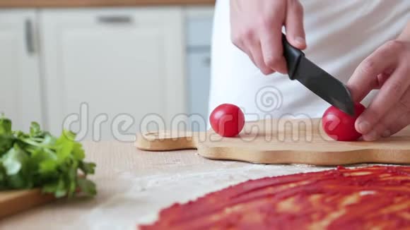 那个人切西红柿做披萨视频的预览图