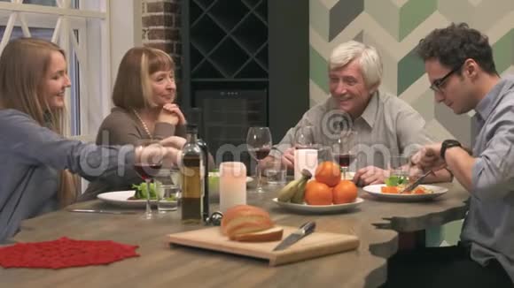 欢乐的家人在餐桌上交流视频的预览图