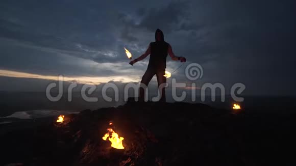 灿烂的夕阳带火的人在山上消防表演视频的预览图