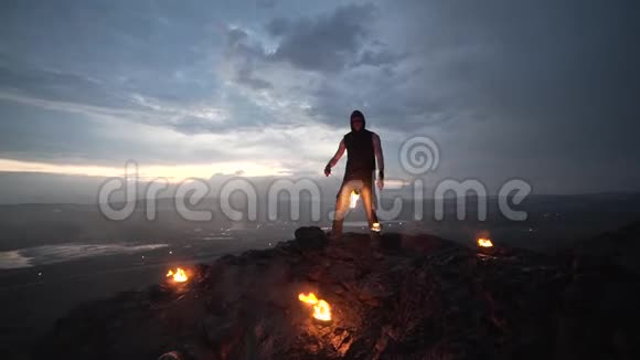 灿烂的夕阳带火的人在山上消防表演视频的预览图
