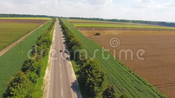 在农田附近有汽车的高速公路那里有收获视频的预览图