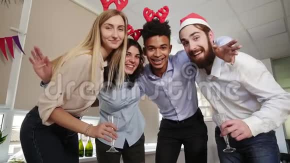 圣诞老人帽子里的快乐商人们正在自拍看着镜头微笑着庆祝新年视频的预览图