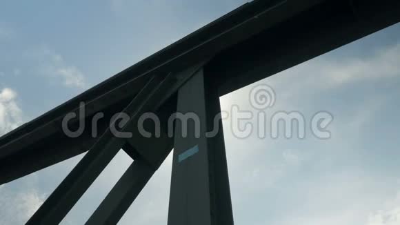 从桥轨到天空中的太阳视频的预览图