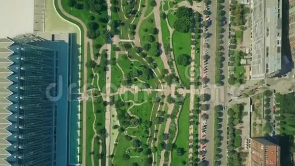 一个现代城市公园的高空俯视镜头视频的预览图
