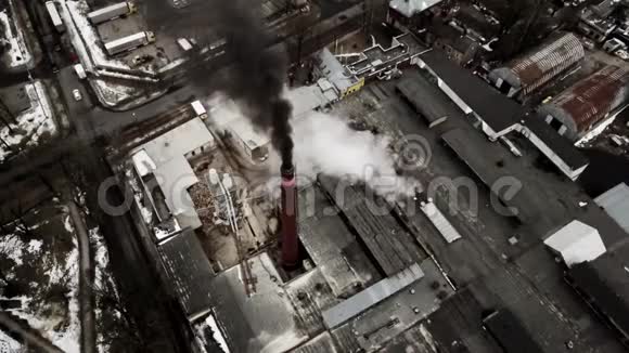 从无人驾驶飞机上看到工业工厂视频的预览图