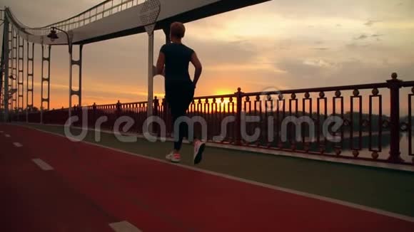 慢跑者跑步享受美丽的自然视频的预览图