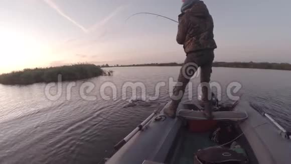 业余垂钓者钓梭子鱼视频的预览图