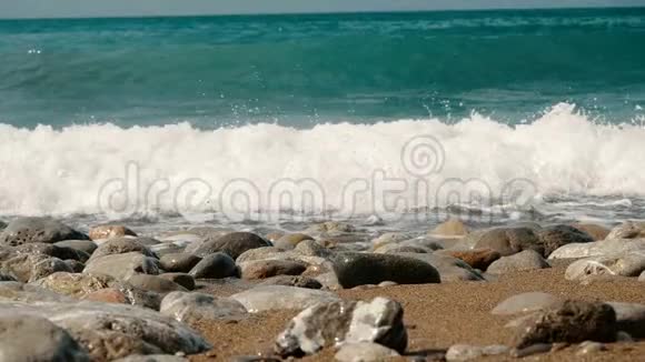 巨大的波浪撞击在石头上缓慢地喷洒克里米亚美丽的海滩有石头和沙子视频的预览图