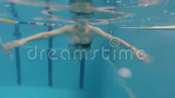池中怀孕游泳的水下景观视频的预览图