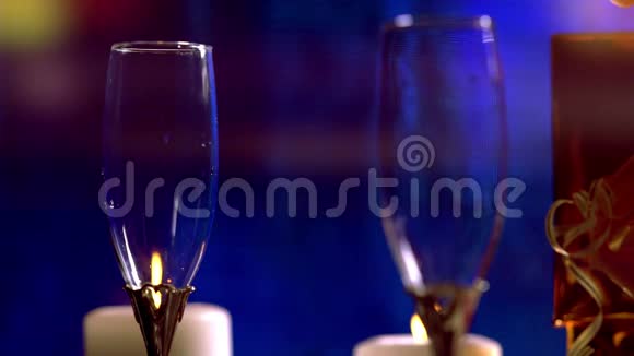 两瓶优雅的香槟在烛光下闪烁视频的预览图