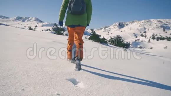 脚脚很陡徒步旅行慢动作冬天的雪景视频的预览图
