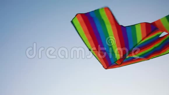 彩虹风筝在蓝天飞翔视频的预览图