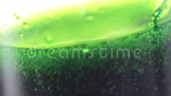 冒泡的绿色液体视频的预览图