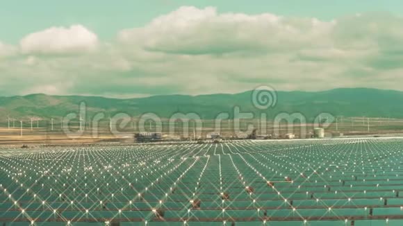 生态能源生产太阳能发电站和风力发电机的低空鸟瞰图视频的预览图