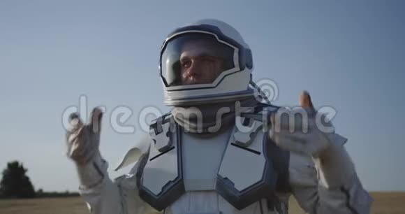 宇航员在火星上打开头盔视频的预览图