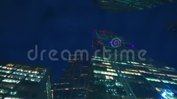 市金融区摩天大楼底部视图与旋转晚上视频的预览图
