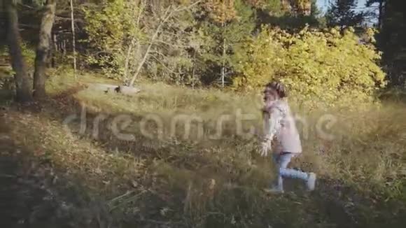可爱的孩子在森林里向她母亲跑去视频的预览图