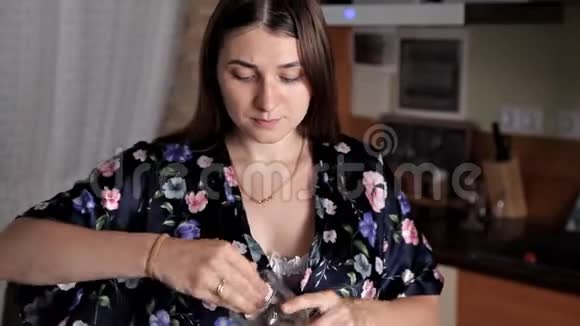 年轻漂亮的女人在现代厨房洗碗一个女孩正在洗碗视频的预览图