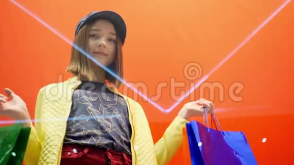 售和时尚理念有自信的面部表情和随意的发型的孩子做购物视频的预览图