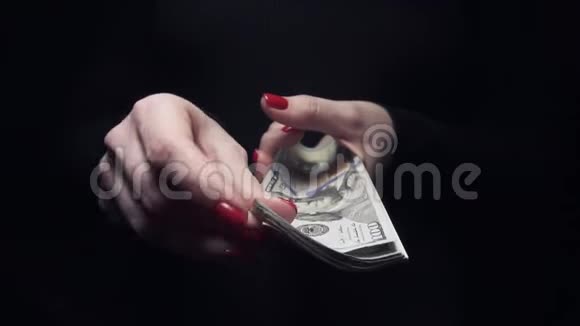 闭上女性的双手在黑暗中数到百美元视频的预览图
