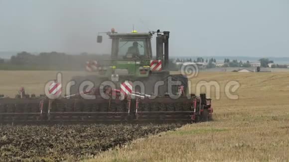 TernopilUCRAINECIRCA2014年秋季机械犁地乌克兰农场架子上的鹳视频的预览图