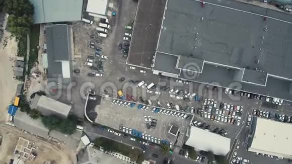 空中无人机飞行录像汽车停车场景观视频的预览图