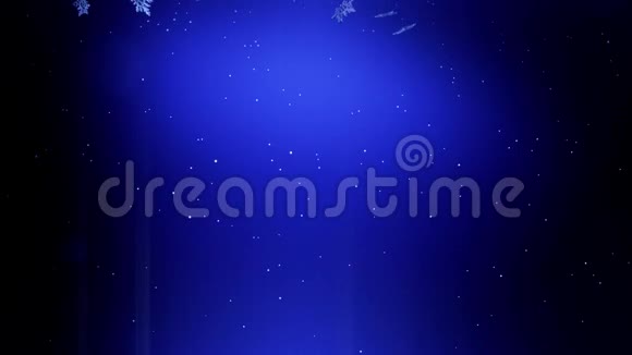闪亮的3d雪花在蓝色背景下在空气中漂浮用作圣诞新年贺卡或冬季动画视频的预览图