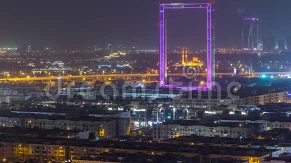 迪拜框架与ZabeelMasjid清真寺照明在夜间时间推移视频的预览图
