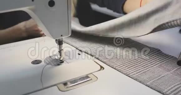 为缝纫机工作的女裁缝视频的预览图