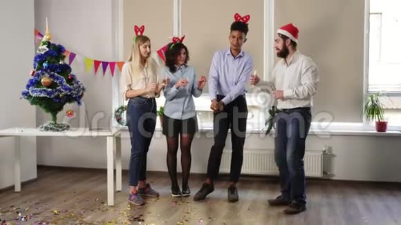 漂亮的年轻上班族在庆祝圣诞节和新年时打开一瓶起泡葡萄酒视频的预览图