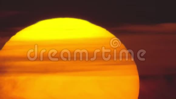 带云的橙色太阳的超长镜头快速日出视频的预览图