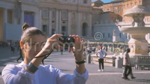 女孩在梵蒂冈圣皮埃特罗广场的中心广场拍照视频的预览图