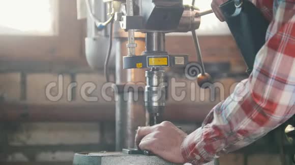 铁匠在工作的电钻机飞金属刨花视频的预览图