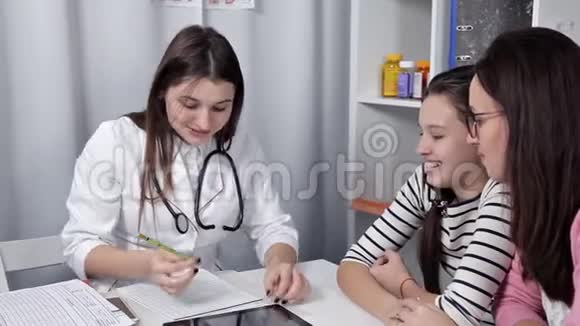 医生与幼儿和母亲交谈视频的预览图